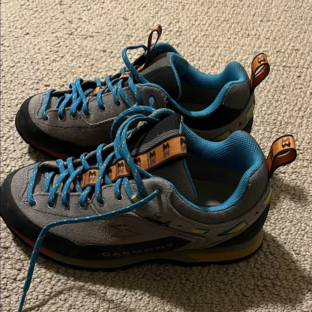 Women’s Size 6 Garmont Hiking Shoes - Picture 3 of 3